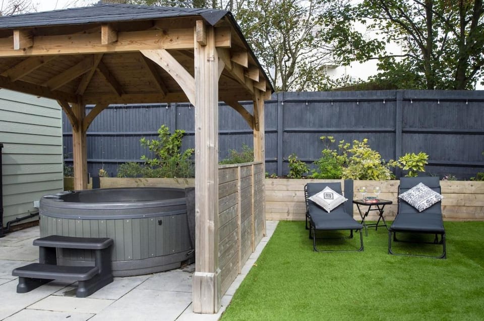 Garden, Hot Tub