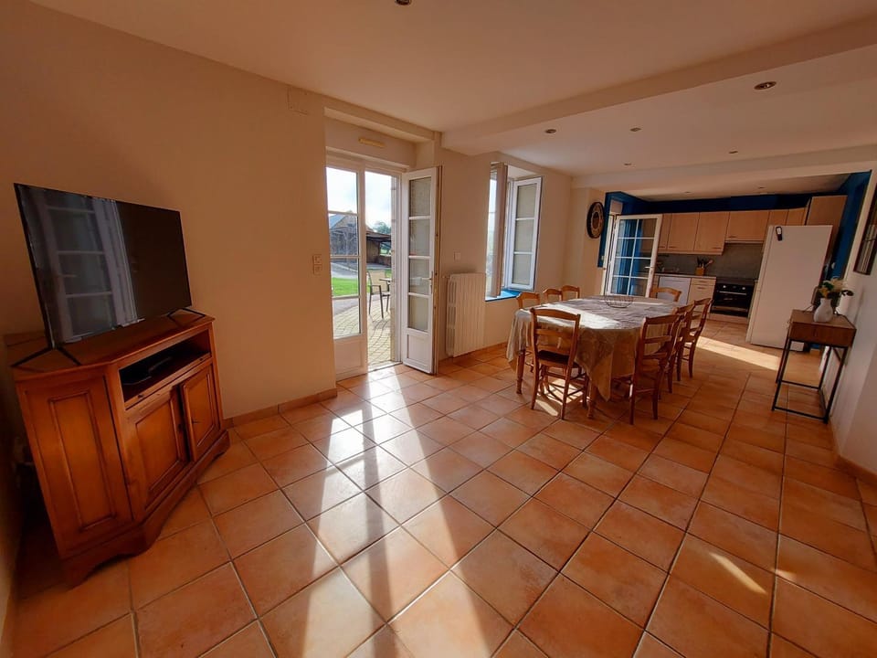 Communal lounge/ TV room, TV and multimedia, Kitchen or kitchenette, Living room, Seating area, Dining area, oven