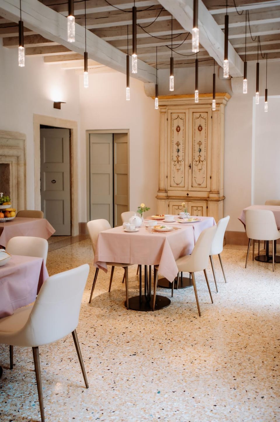 Restaurant/places to eat, Lounge or bar
