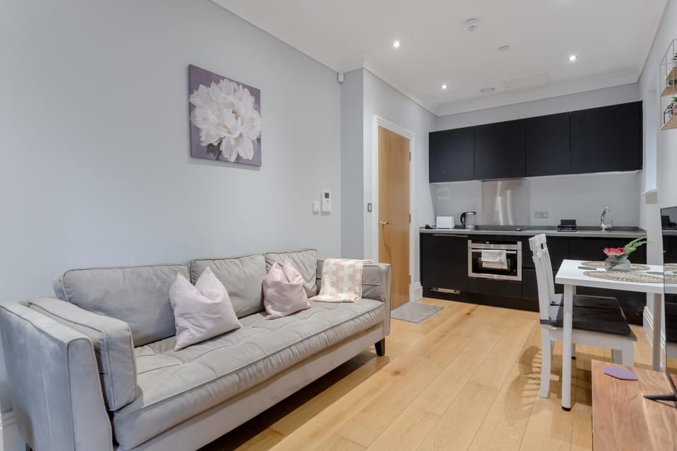Kitchen or kitchenette, Living room, Seating area, Dining area