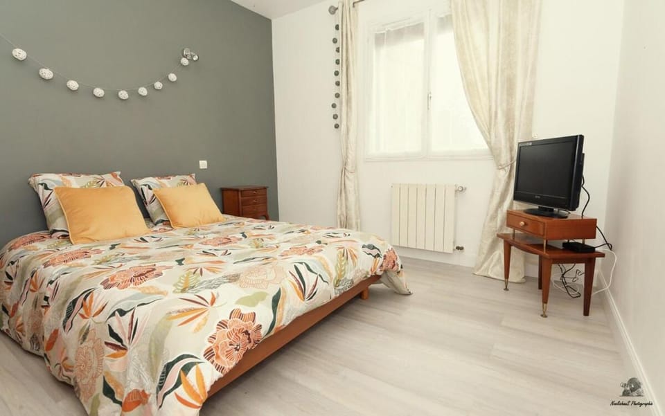 Bed, TV and multimedia, Photo of the whole room, Bedroom