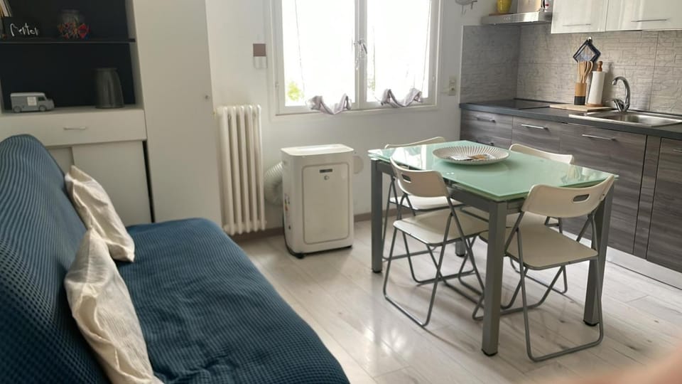 Living room, Seating area, Dining area, stove