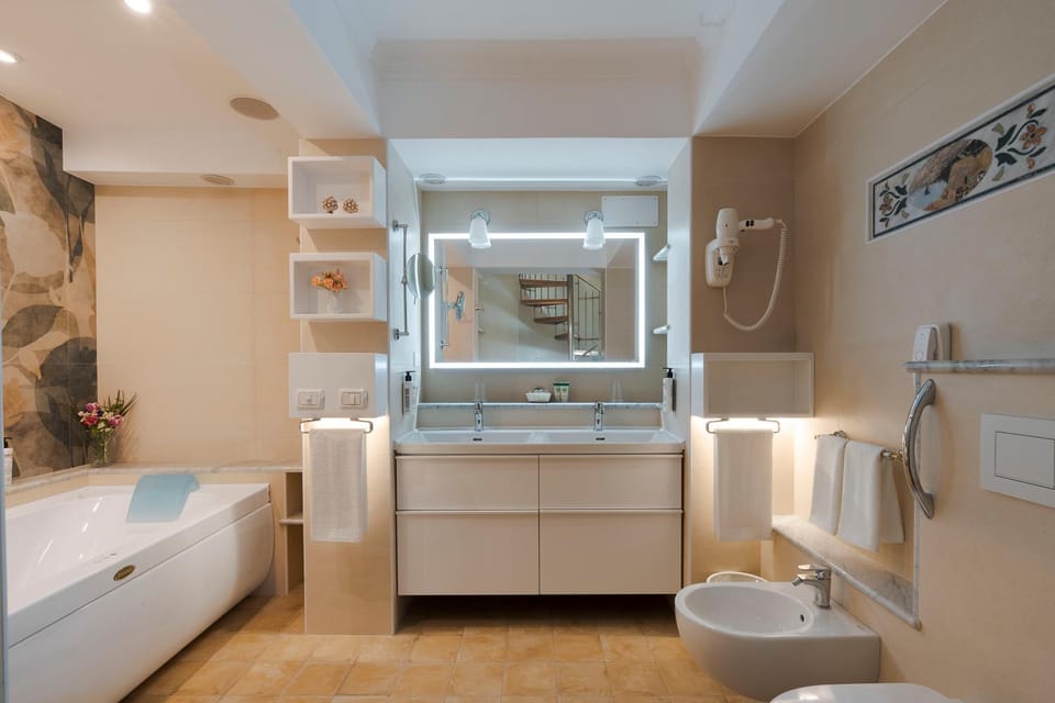 Hot Tub, Bathroom