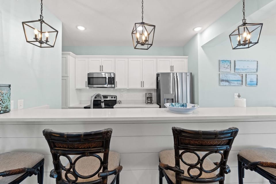 Coffee/tea facilities, Kitchen or kitchenette, Dining area, microwave, oven, stove, toaster