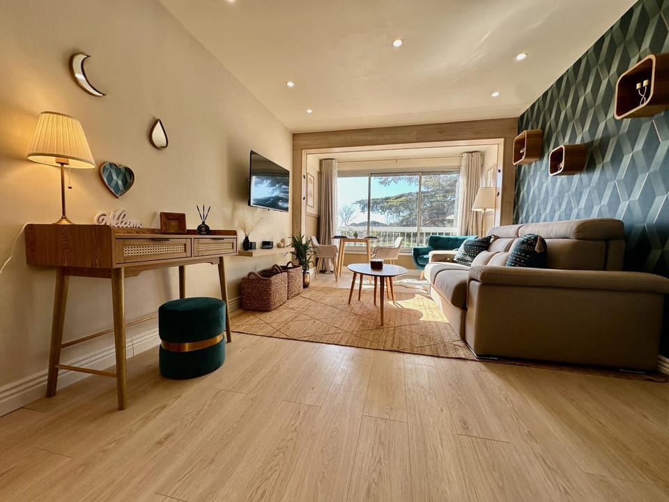 TV and multimedia, Seating area, Quiet street view