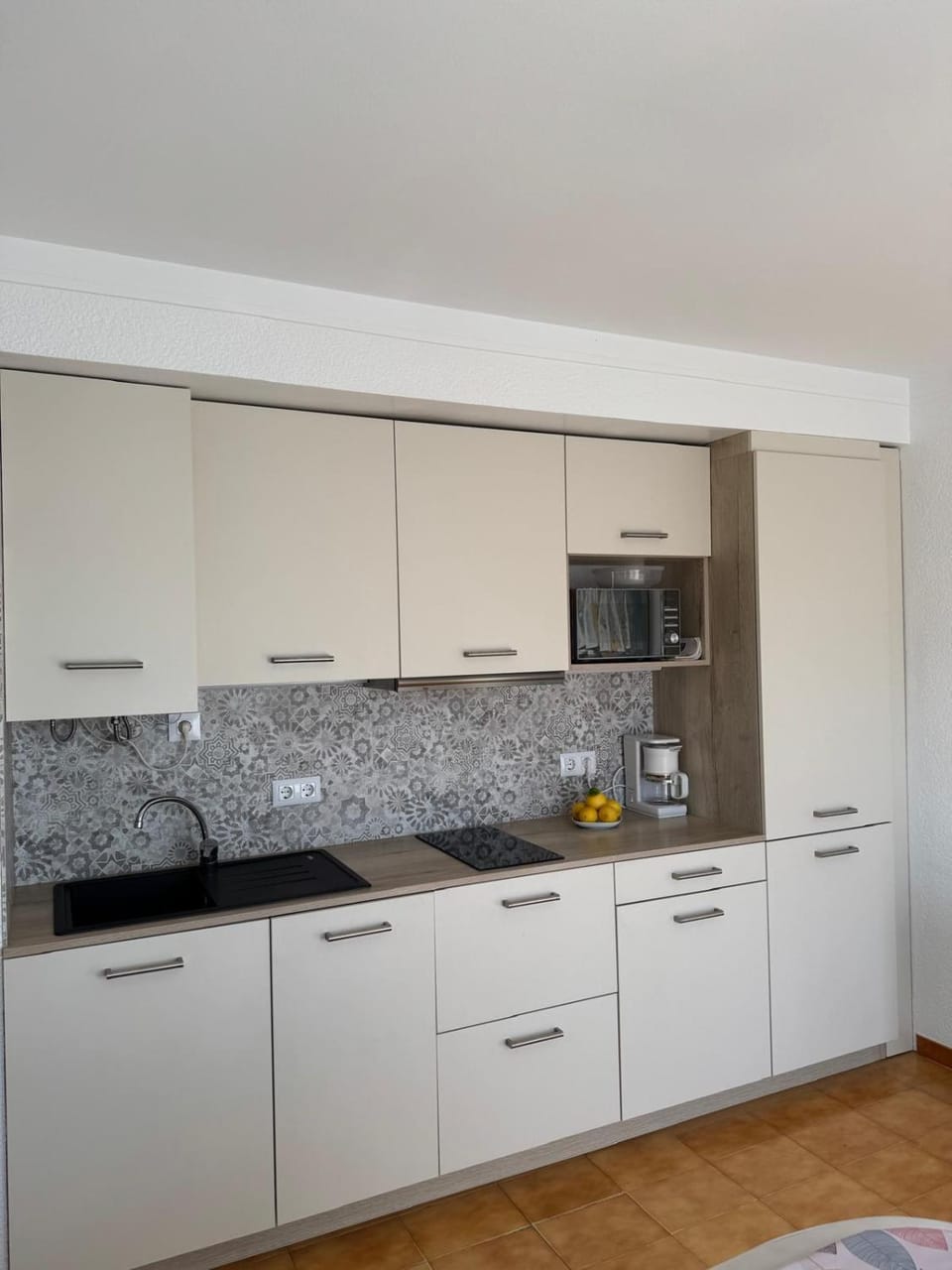 Kitchen or kitchenette, dishwasher, stove