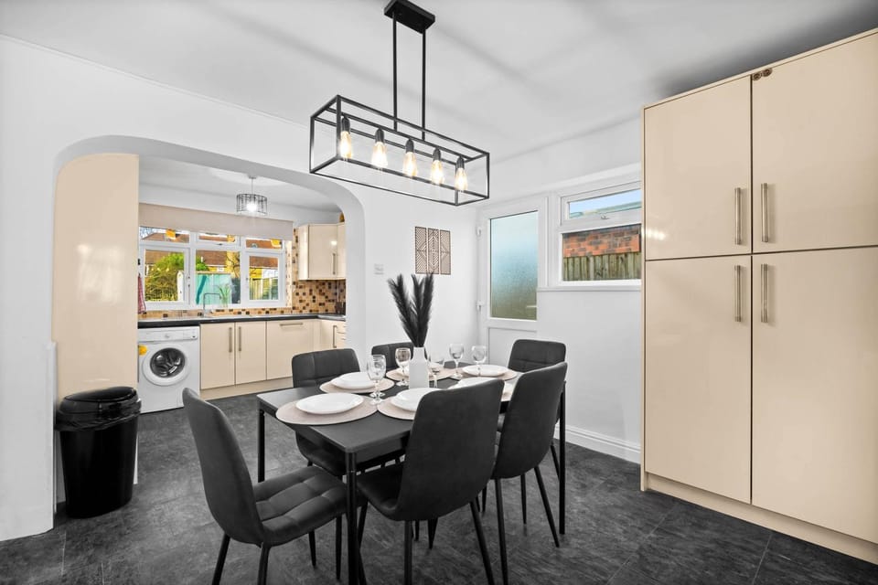 Kitchen or kitchenette, Living room, Seating area, Dining area, oven, washing machine