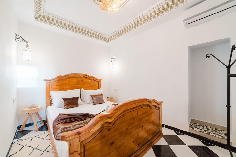 Photo of the whole room, Bedroom