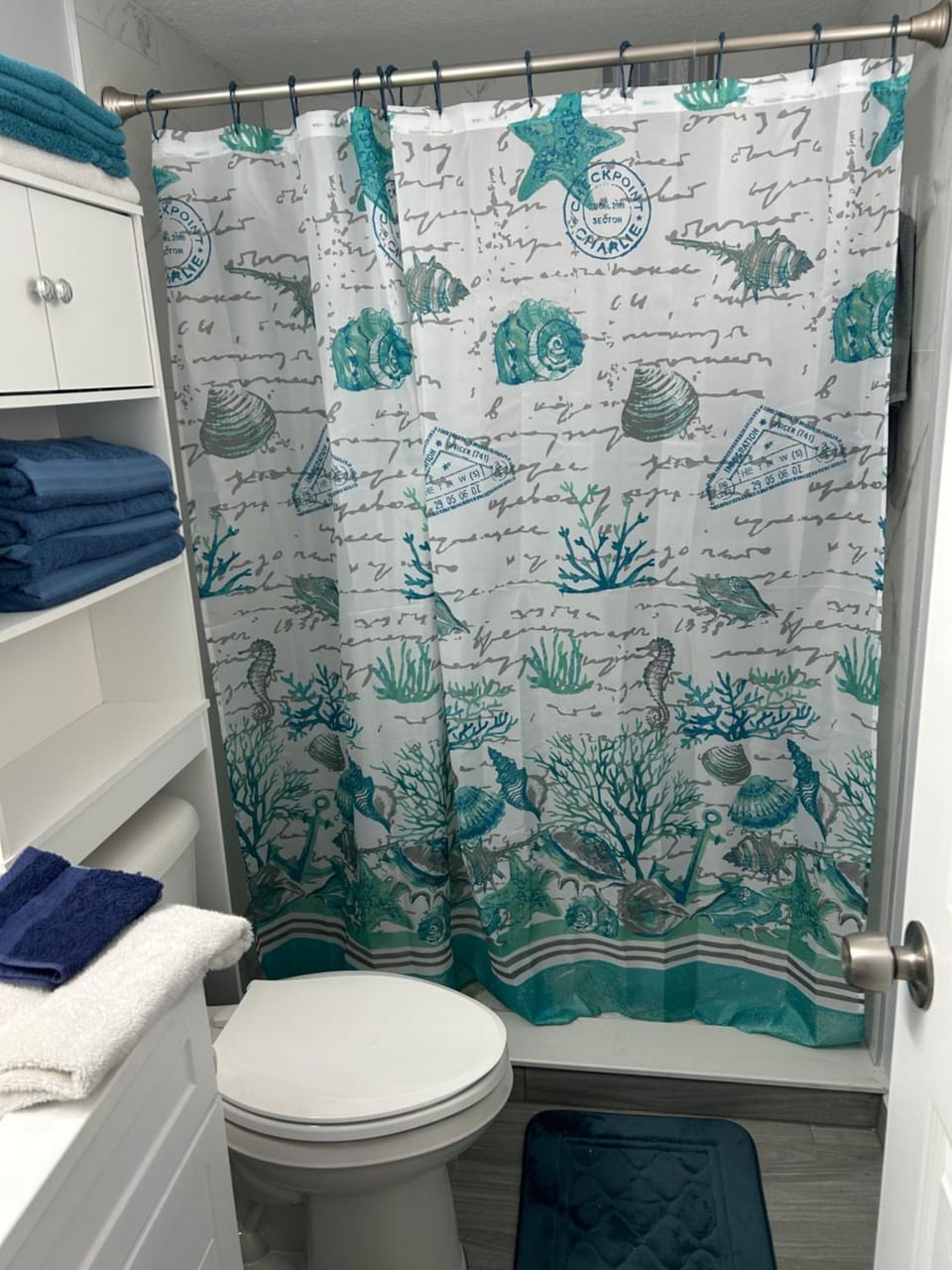 Shower, Toilet, Bathroom, towels