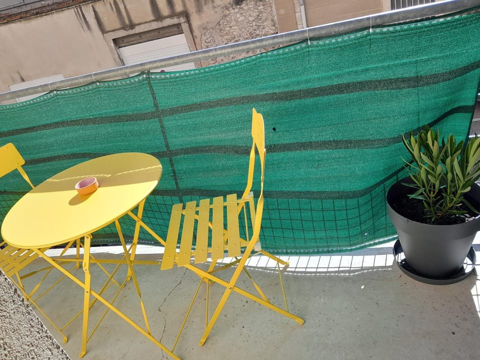 Charmant studio balcon idéalement placé Apartment in Nimes