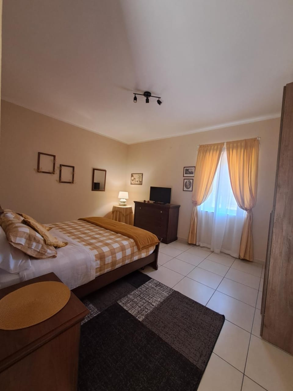 Bed, TV and multimedia, Photo of the whole room, Bedroom