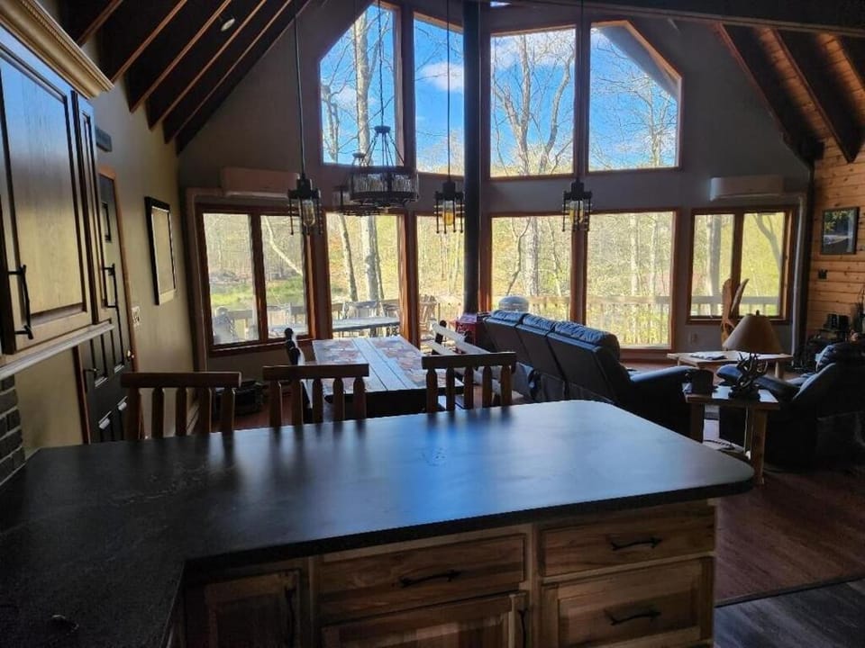 Pocono Mountain Retreat House in Pocono Mountains