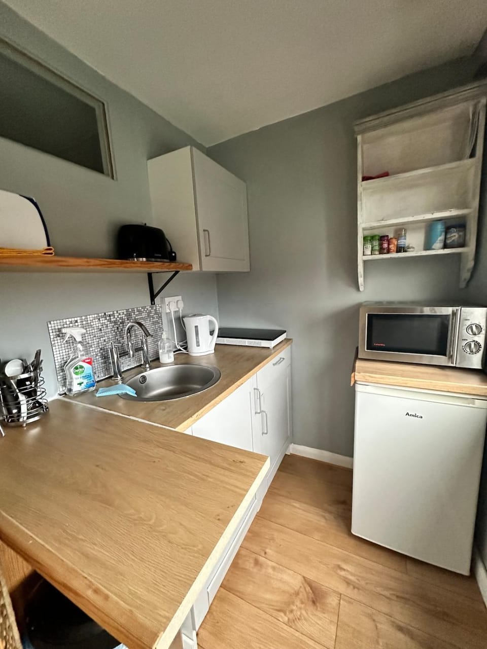 Coffee/tea facilities, Kitchen or kitchenette, stove, toaster