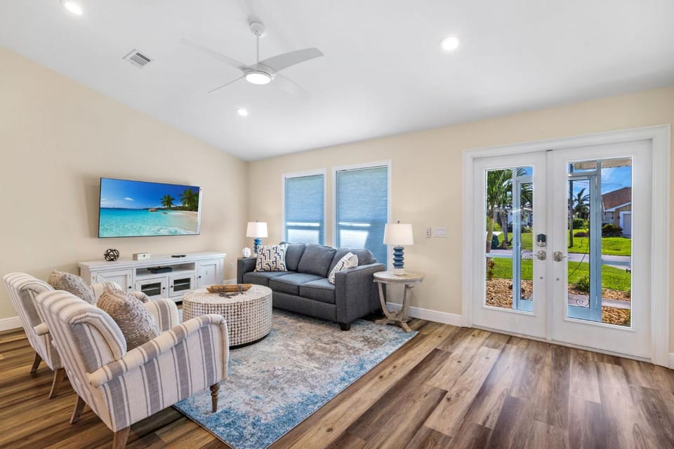 Remodeled pet-friendly gulf access villa w/electric heated pool! Villa Sunny - SWFL Rentals Villa in Cape Coral