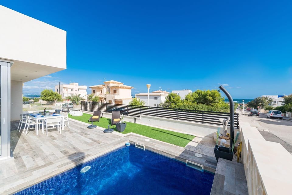 Property building, Balcony/Terrace, Living room, Swimming pool