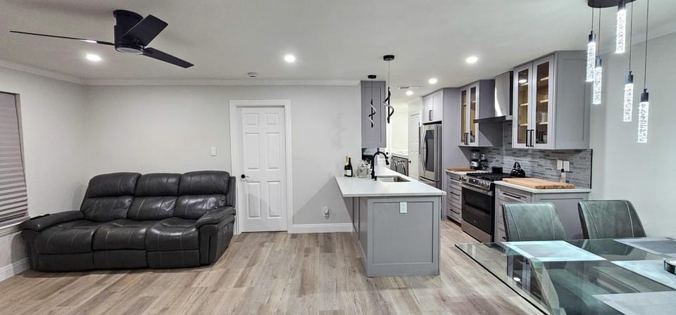 Kitchen or kitchenette, Seating area, Dining area, minibar, oven, stove