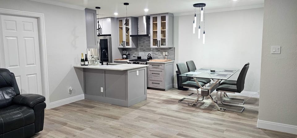Kitchen or kitchenette, Living room, Seating area, Dining area, minibar, stove