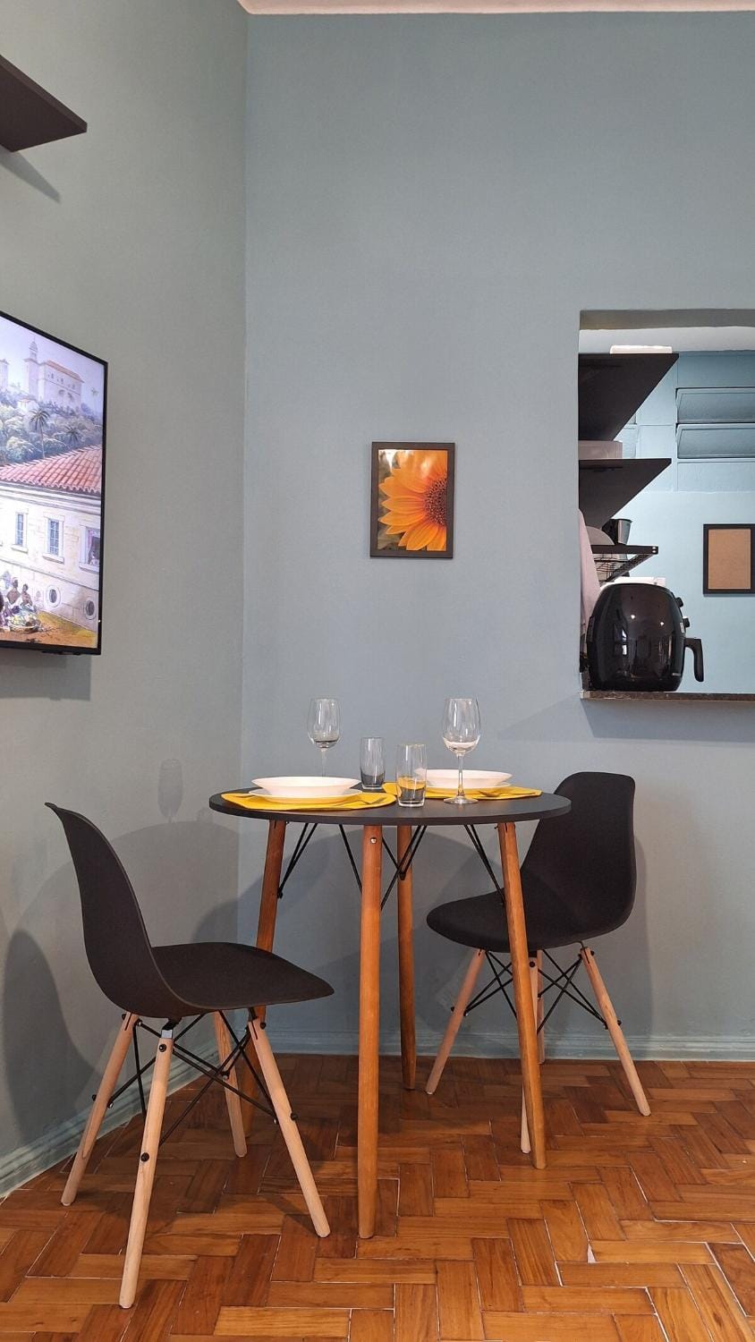 TV and multimedia, Kitchen or kitchenette, Living room, Seating area, Dining area