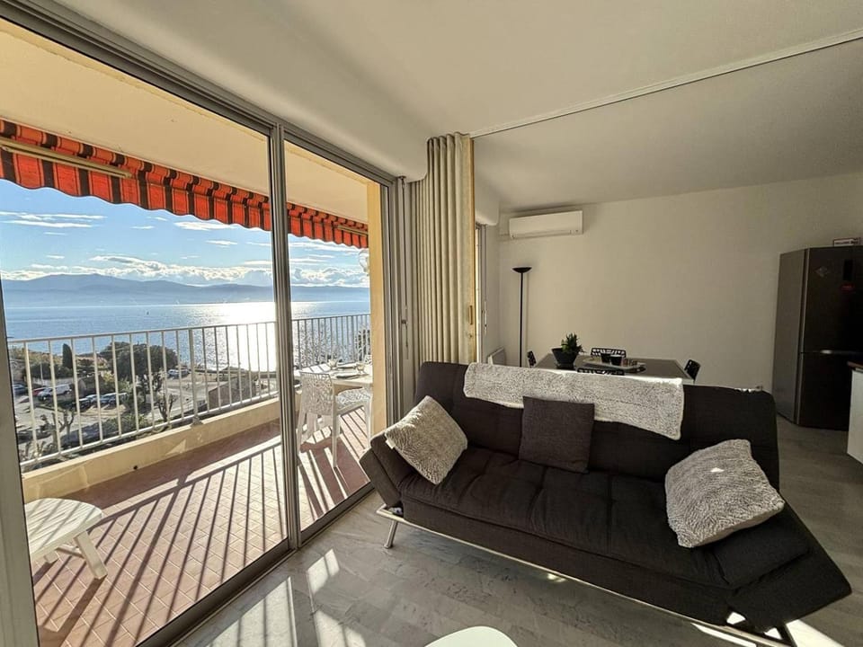 Living room, air conditioner