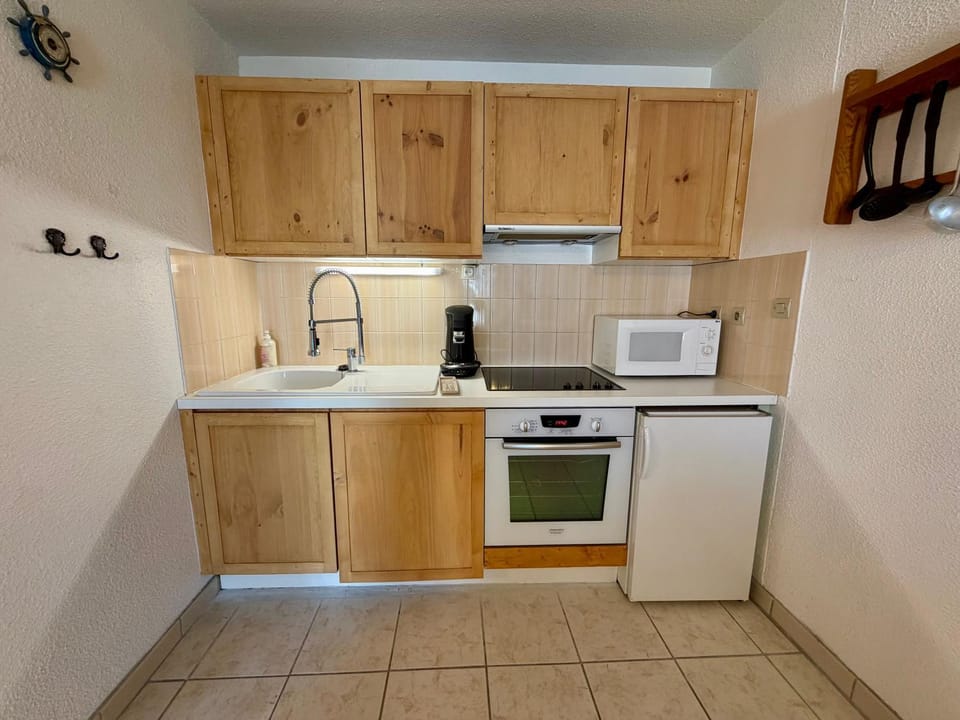 Kitchen or kitchenette, dishwasher, oven, stove