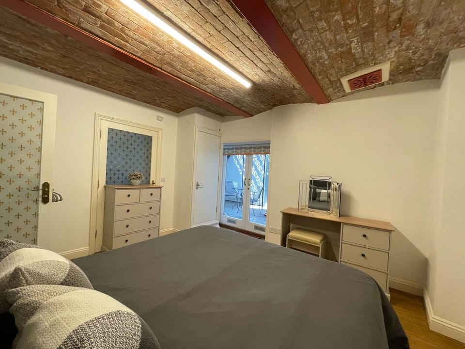 City apartment with courtyard at 11 Back Walk Apartment in Worcester