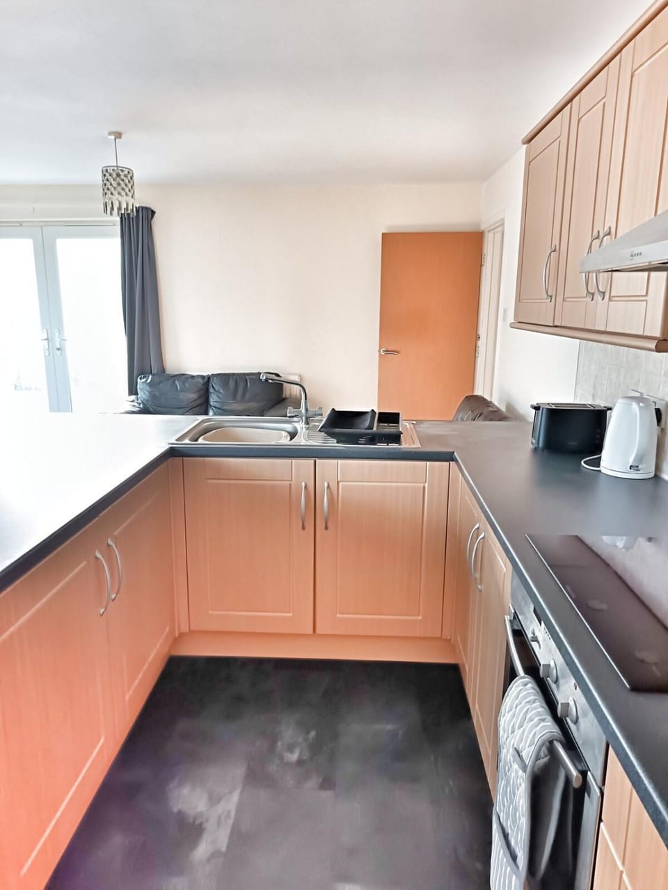 King Street, free parking and WiFi 2 bed by Lains Lettings Apartment in Aberdeen