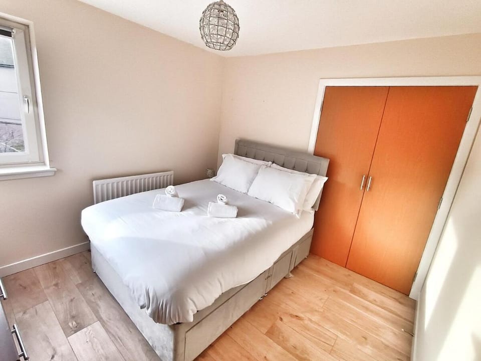 King Street, free parking and WiFi 2 bed by Lains Lettings Apartment in Aberdeen