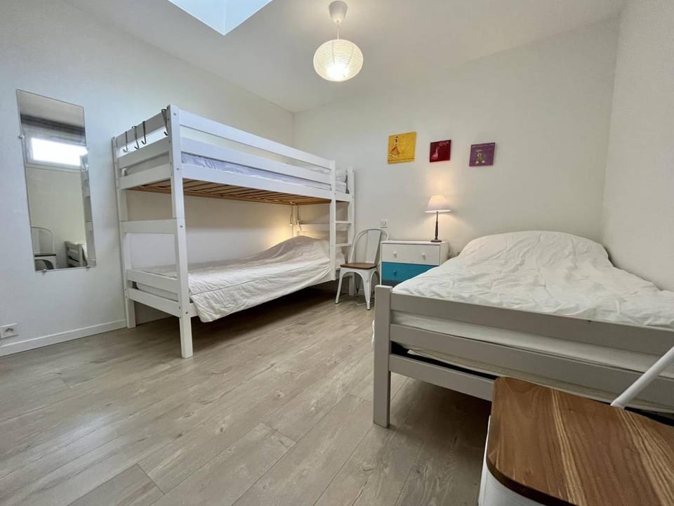 Bedroom, bunk bed