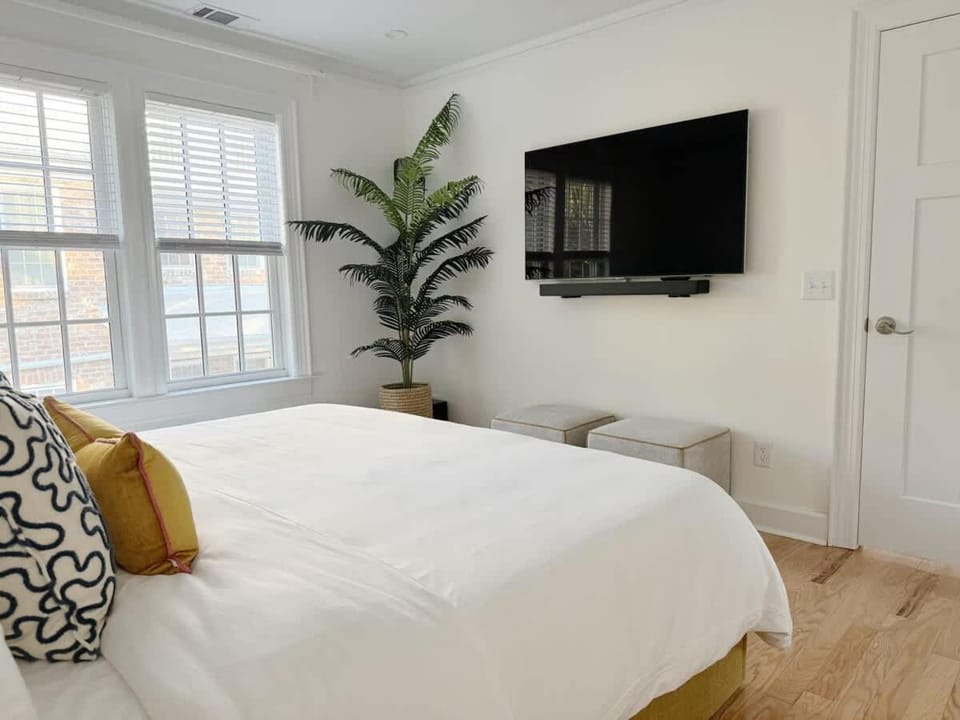 Sunny & Playful Carriage House in Downtown Savannah Stay Here and Walk Everywhere Apartment in Savannah