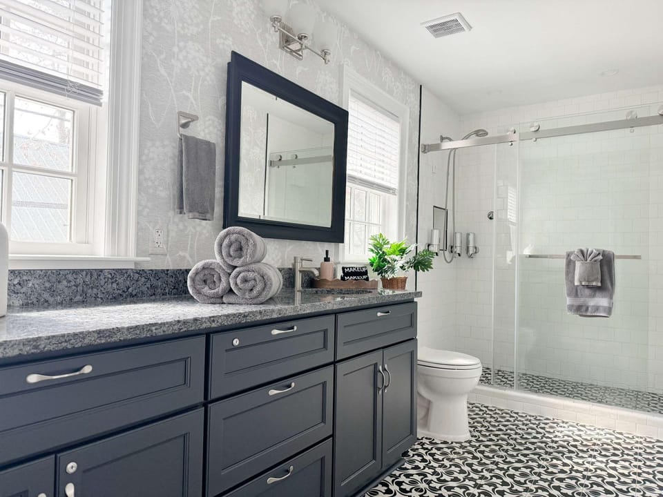 Sunny & Playful Carriage House in Downtown Savannah Stay Here and Walk Everywhere Apartment in Savannah