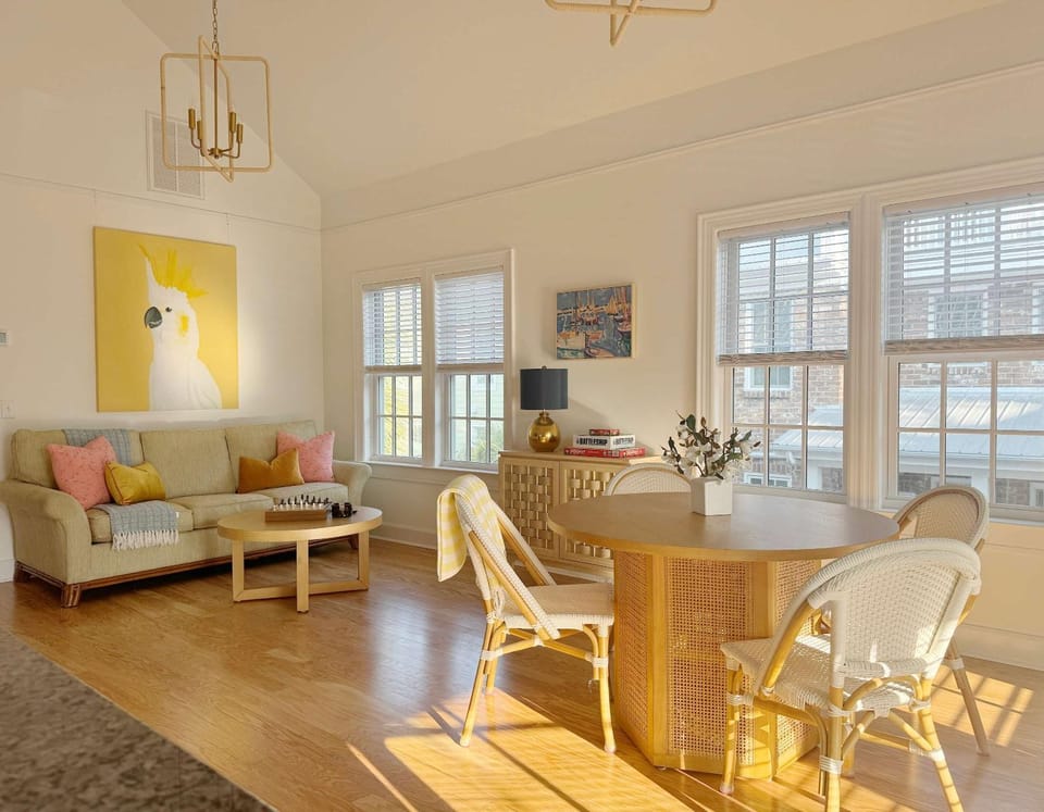 Sunny & Playful Carriage House in Downtown Savannah Stay Here and Walk Everywhere Apartment in Savannah