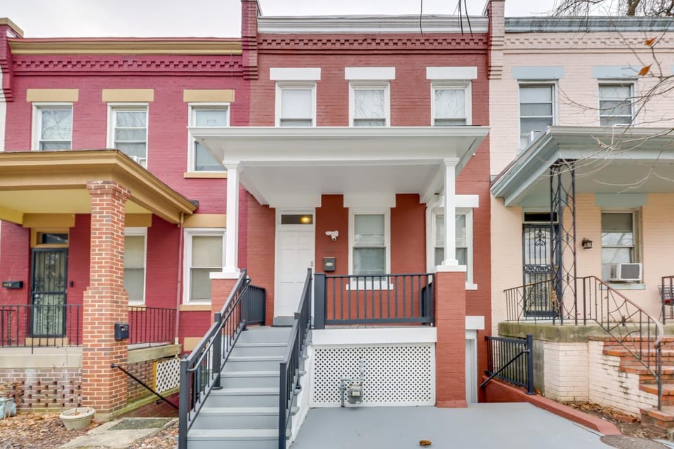 2 Mi to National Mall: DC Townhome House in District of Columbia