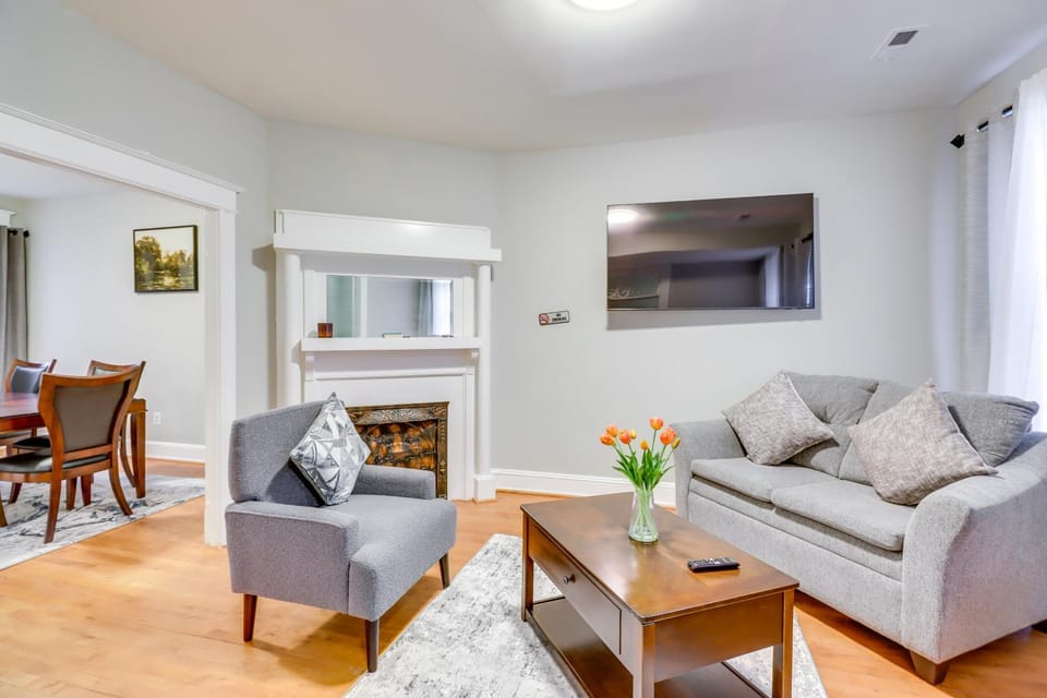 2 Mi to National Mall: DC Townhome House in District of Columbia