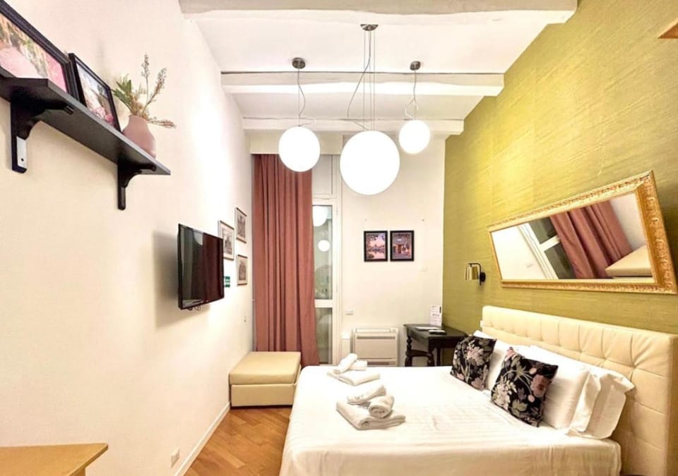 Bed, TV and multimedia, Photo of the whole room, Bedroom, towels