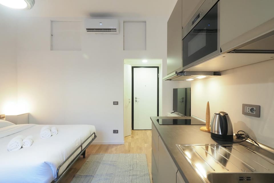 Bed, TV and multimedia, Photo of the whole room, air conditioner