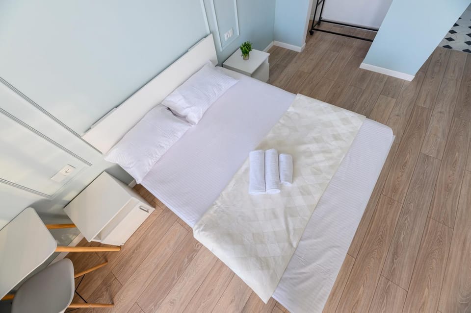 Bed, Photo of the whole room, Bedroom, towels