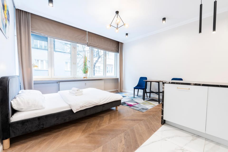 Bed, Photo of the whole room, Seating area, Bedroom, towels
