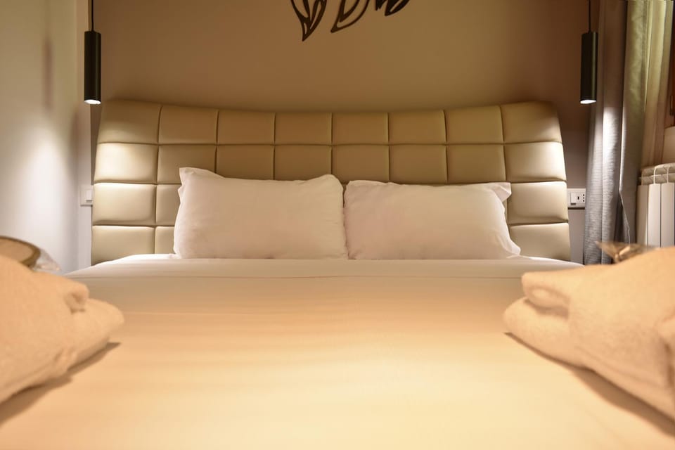 Bed, Bedroom, towels