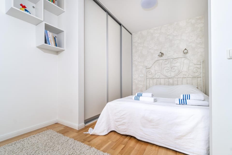 Bed, towels