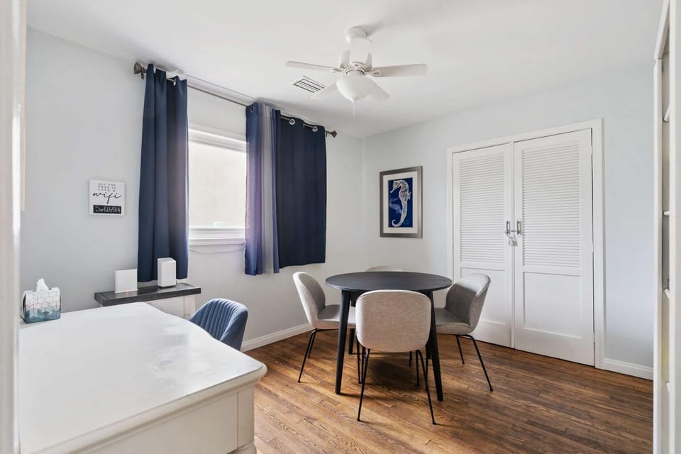 O-Side Beach Bungalow with Jaccuzi Blocks to beach House in Oceanside