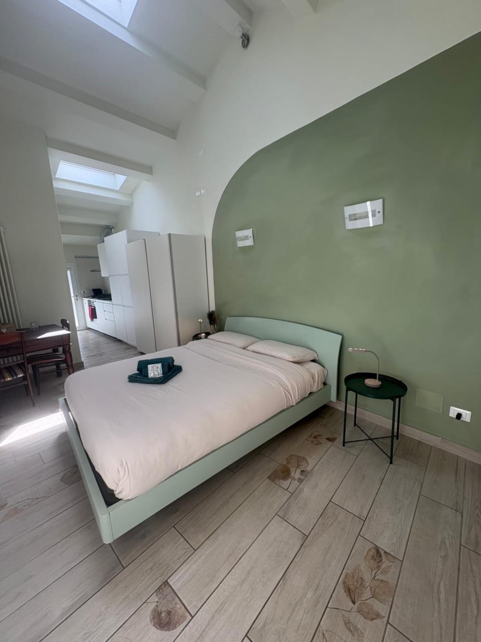 Photo of the whole room, Bedroom