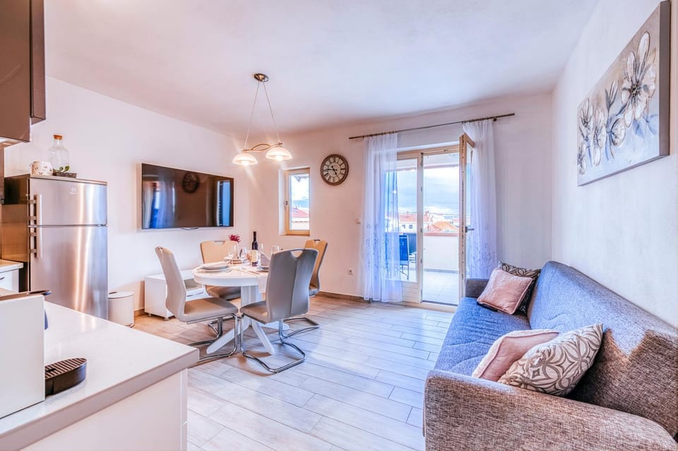 TV and multimedia, Kitchen or kitchenette, Living room, Seating area, Dining area