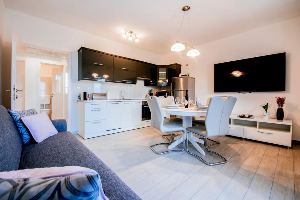 Kitchen or kitchenette, Living room, Seating area, Dining area, oven, stove