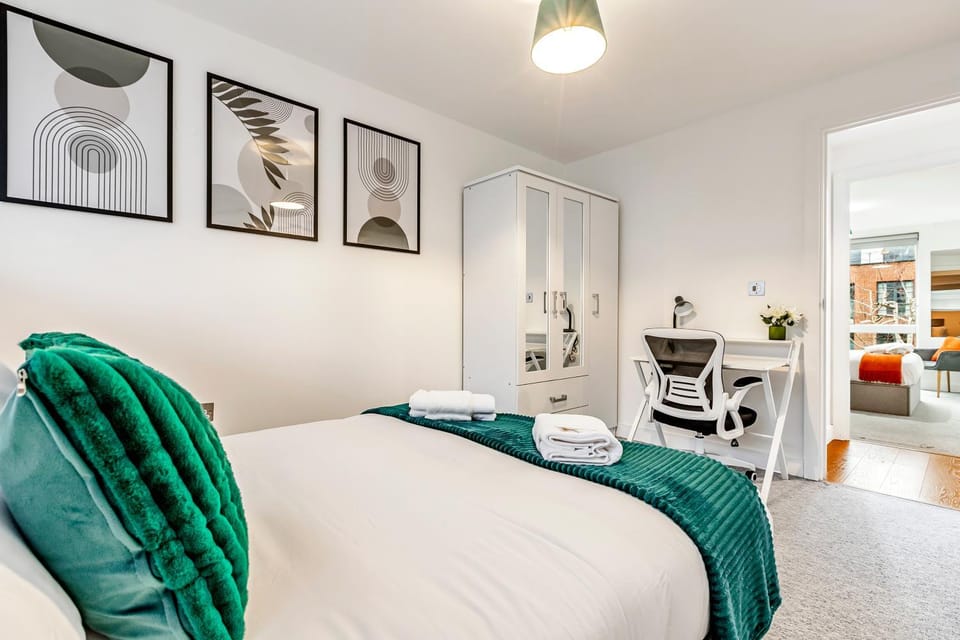 Stylish London Apt with Free Parking and Canal Views Apartment in London Borough of Islington