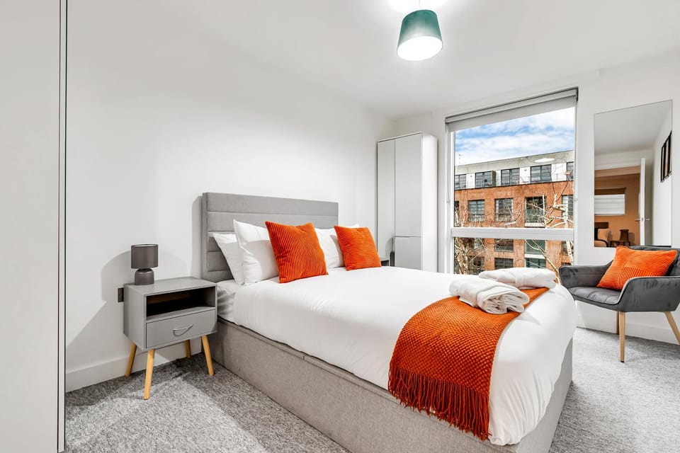 Stylish London Apt with Free Parking and Canal Views Apartment in London Borough of Islington