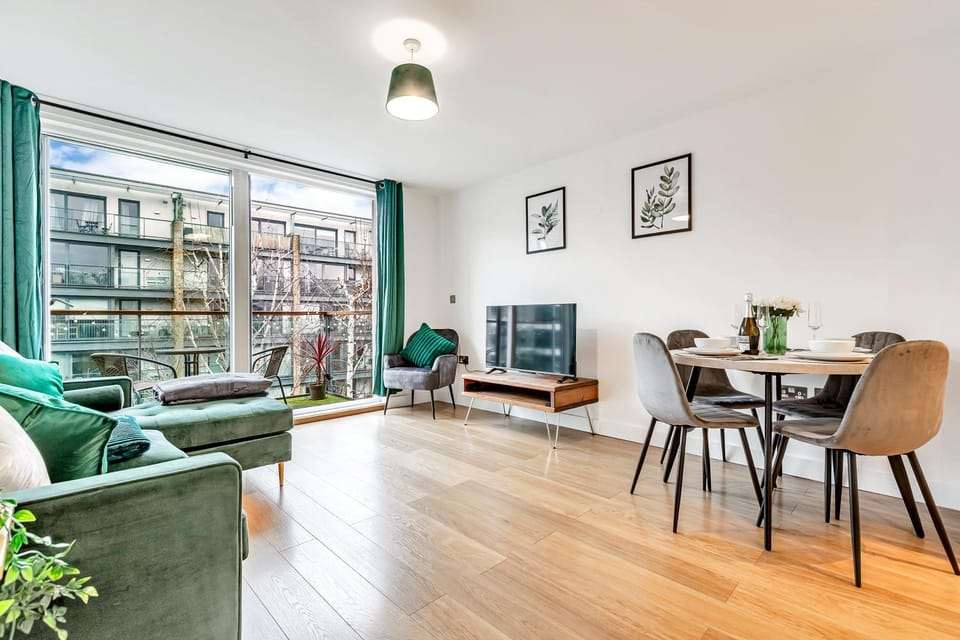 Stylish London Apt with Free Parking and Canal Views Apartment in London Borough of Islington