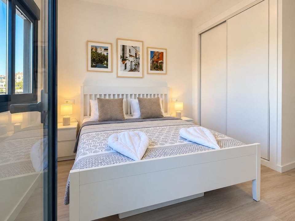 Bedroom, towels
