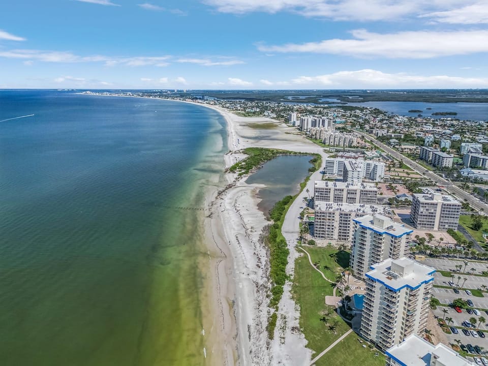 Paradise Found - Ocean views, Steps to the Beach - It House in Estero Island