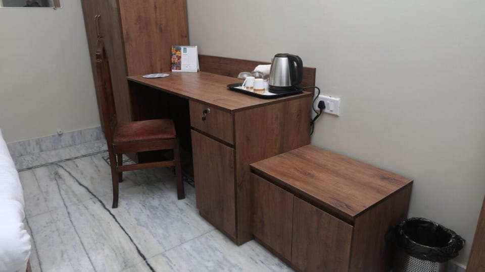 Coffee/tea facilities, wardrobe