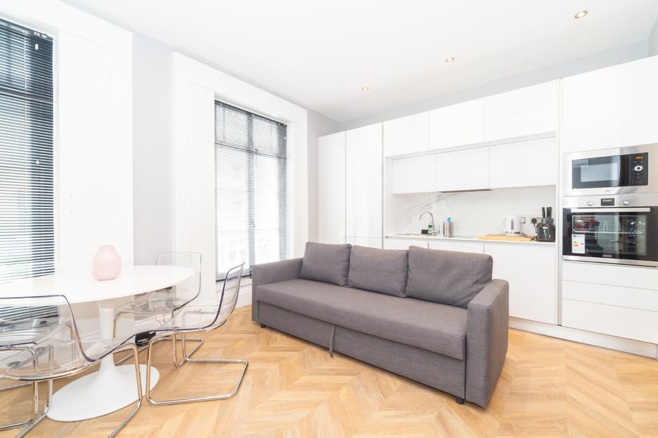 TV and multimedia, Coffee/tea facilities, Kitchen or kitchenette, Living room, Seating area, Dining area